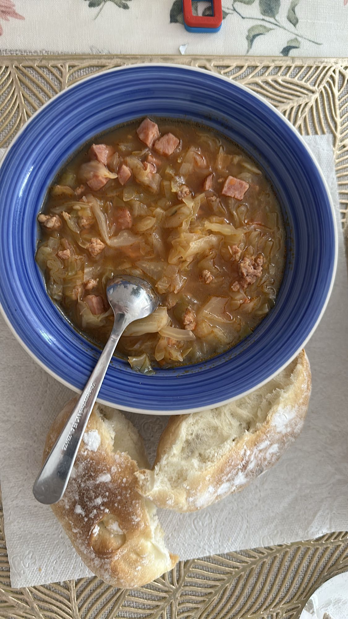 Zupa kapuściana z bułką