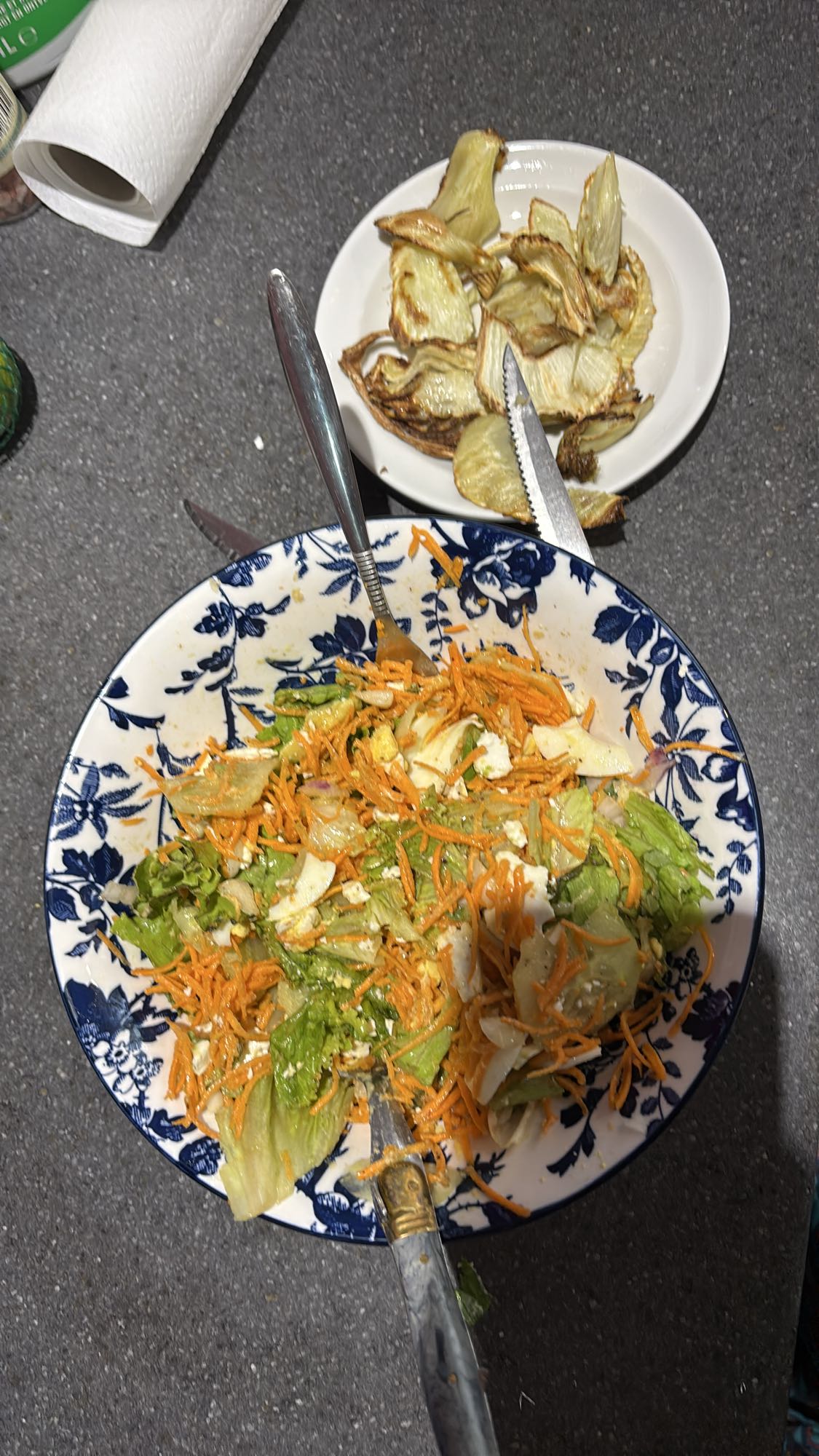 Salade et fenouil rôti avec 1 œuf et un demi avocat