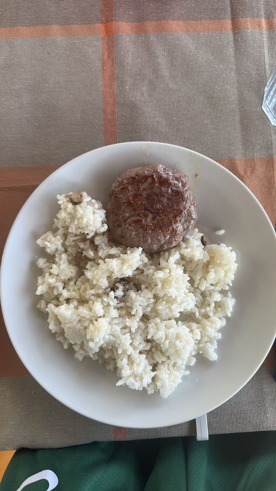 arroz con hamburguesa