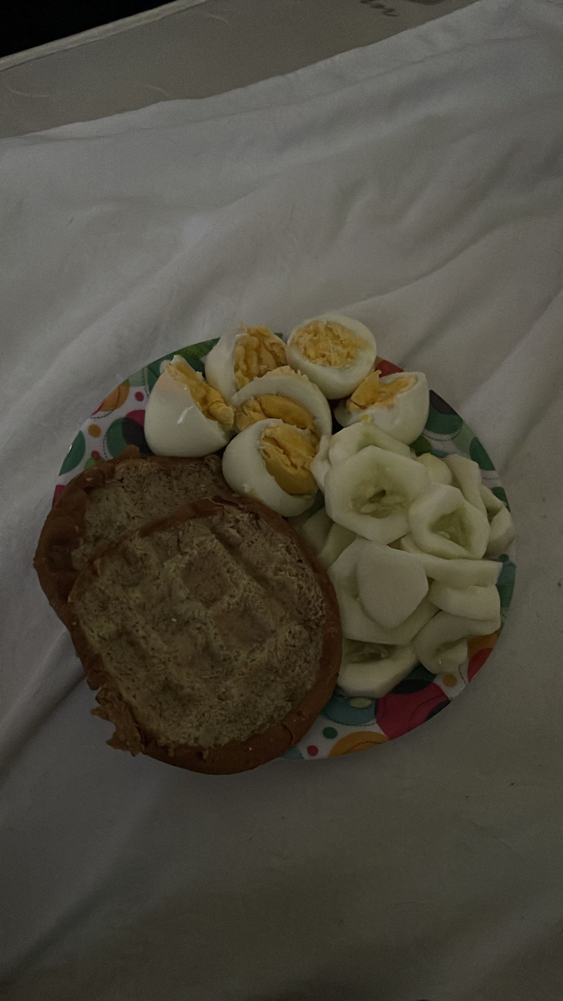 Huevos con pepino y pan