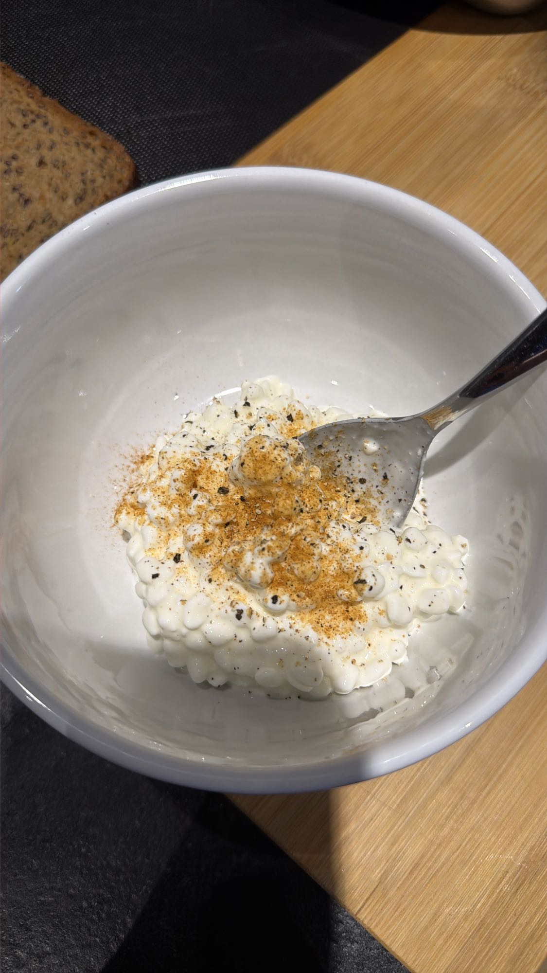 Hüttenkäse mit Gewürzen