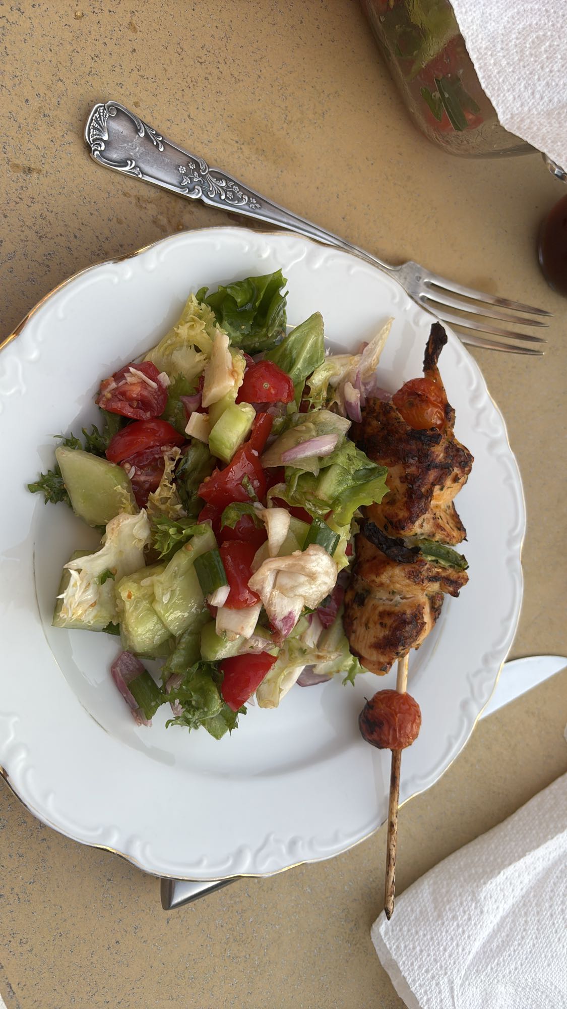 Brochette de poulet salade au parmesan