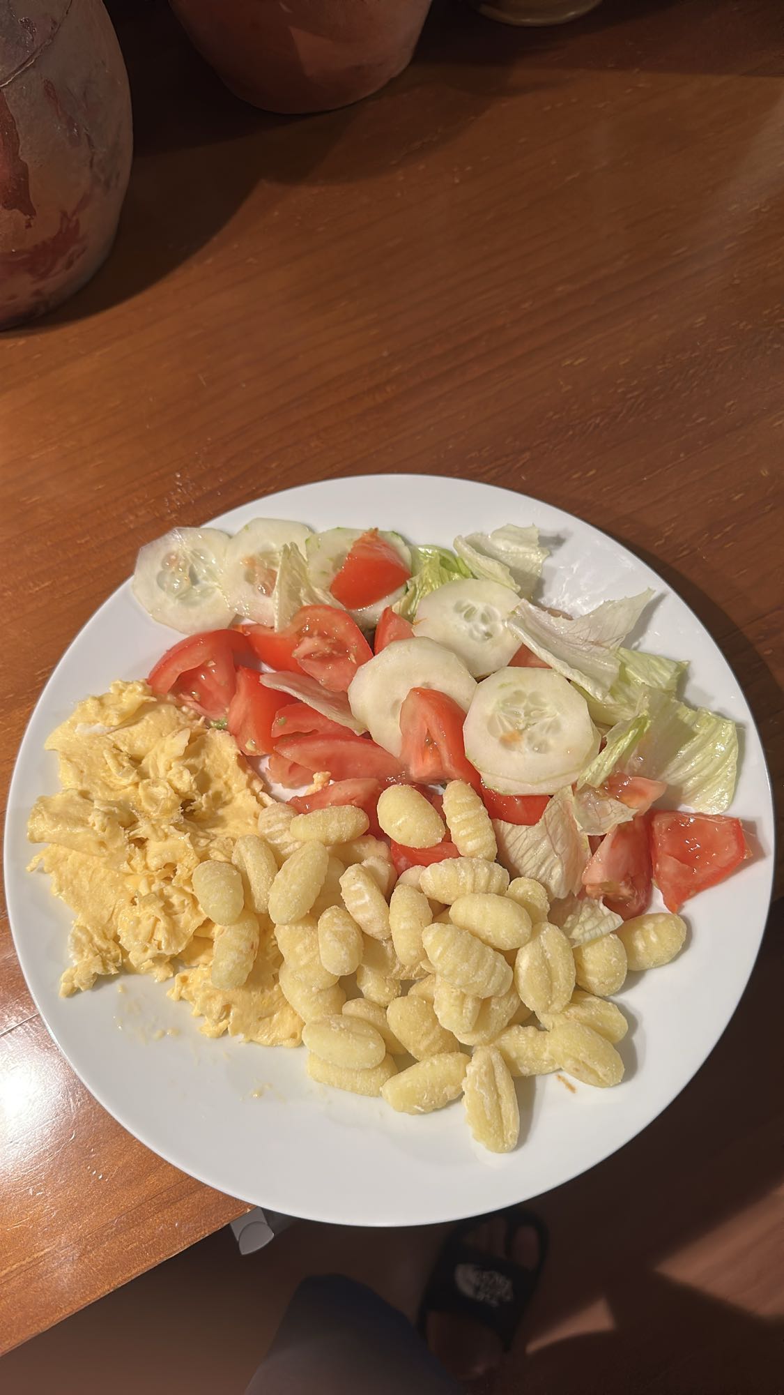 ñoquis con huevo y ensalada