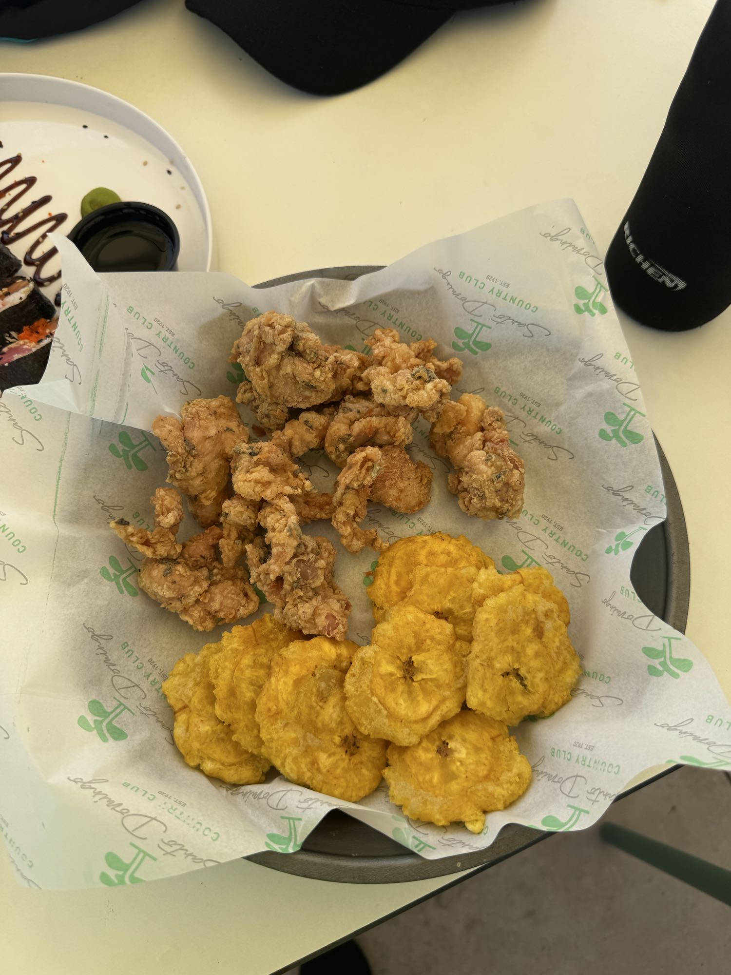 Pollo frito con tostones