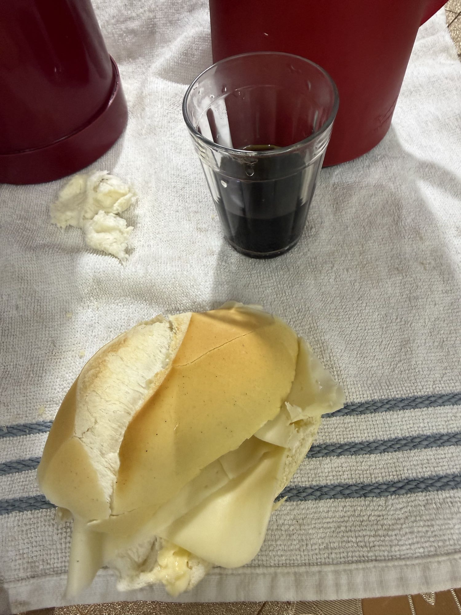 Pão com queijo e café