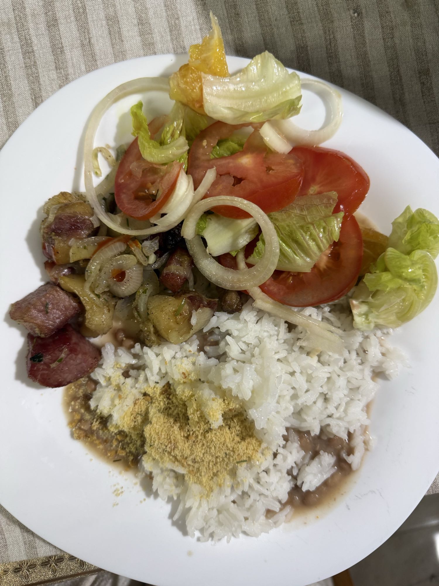 Arroz com salada e linguiça