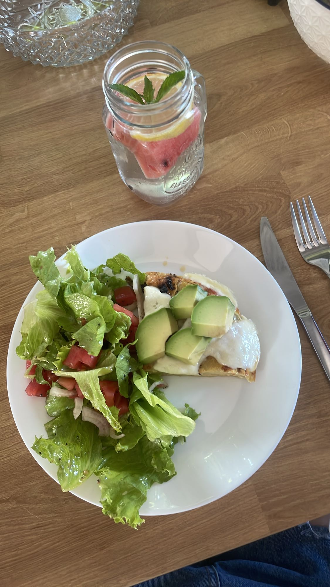 Frittata z ziemniakami, mozzarellą i sałatką