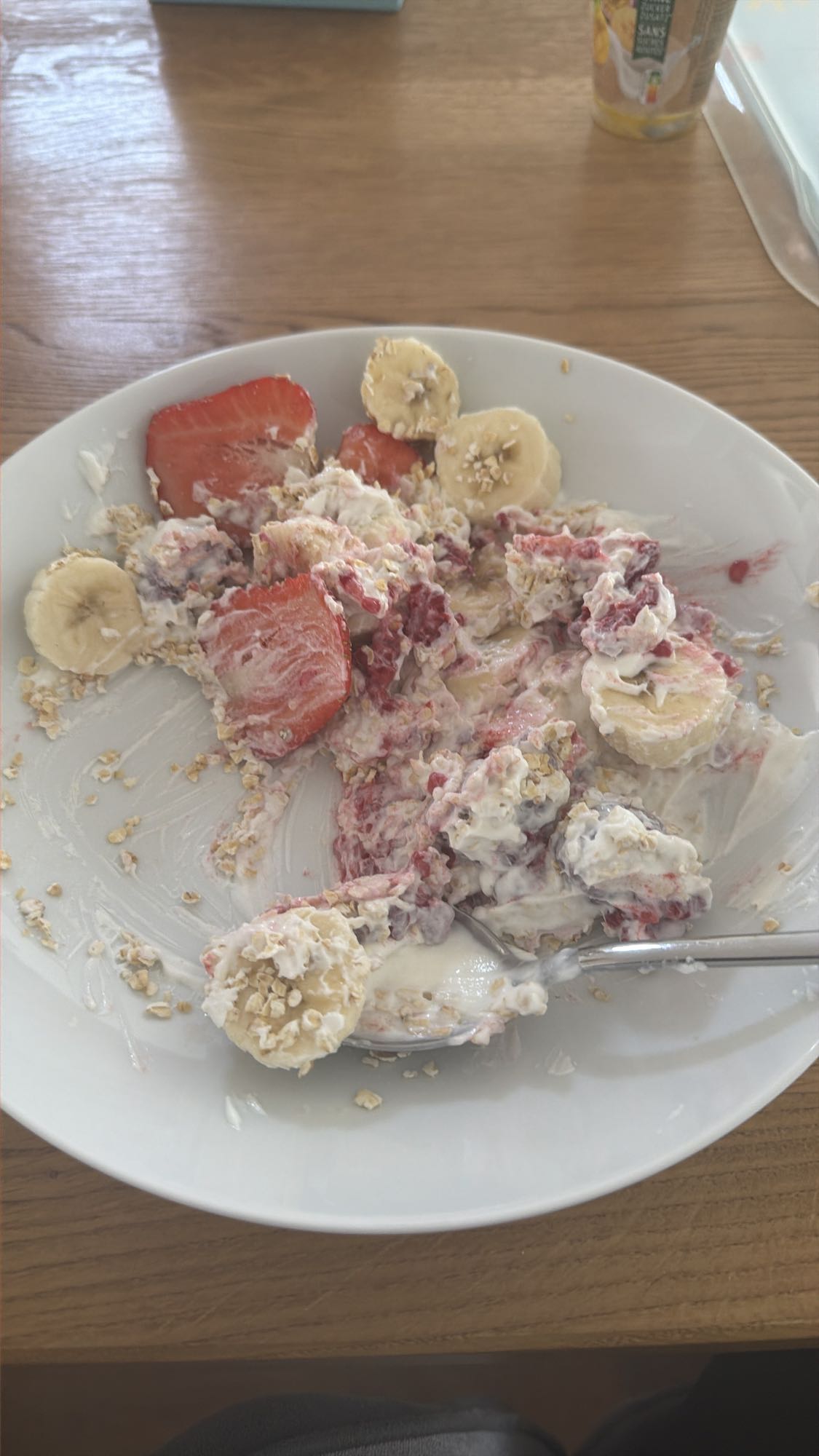 Joghurt mit Obst und Hafer