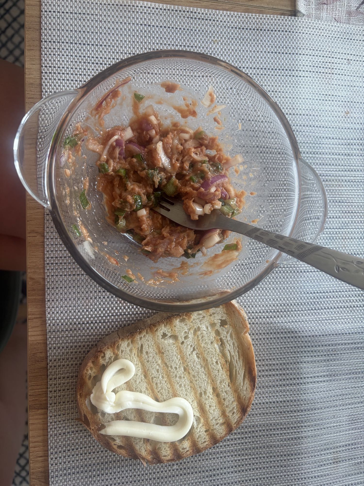 Salata de ton cu paine si branza topita