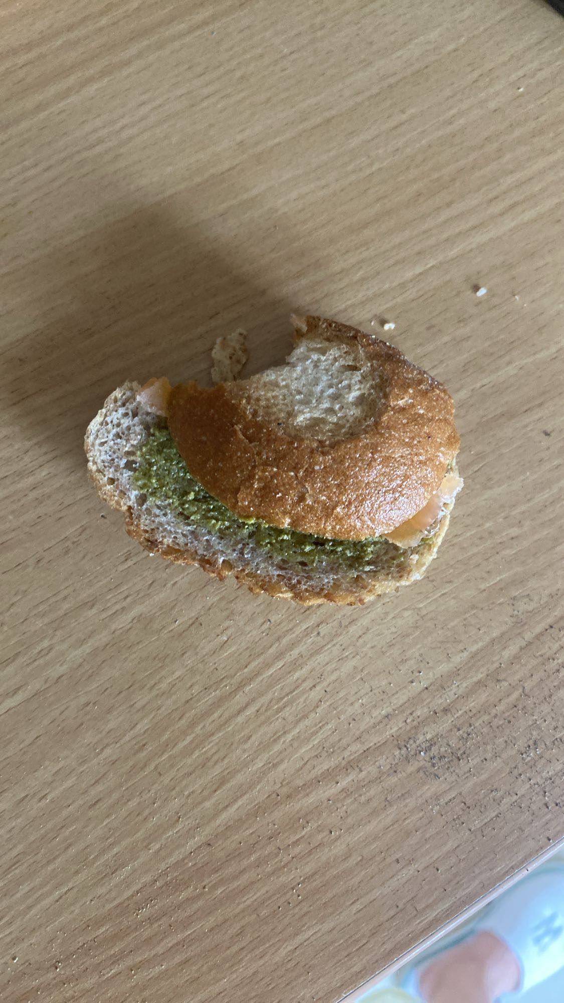 Kanapka z pesto i łososiem