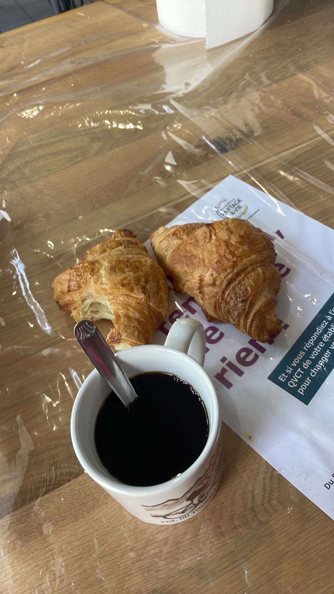 Deux croissants café
