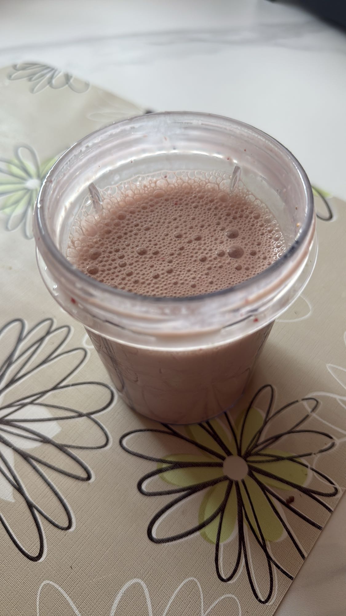 Smoothie cu chefir, căpșuni și maca