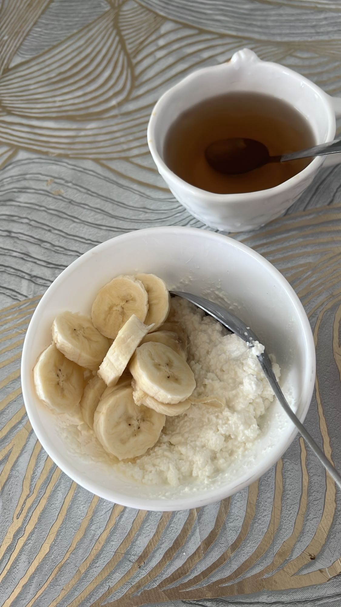 Творог с бананом и чай