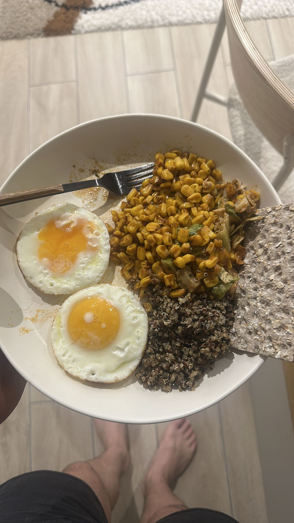 Bol quinoa oeufs maïs