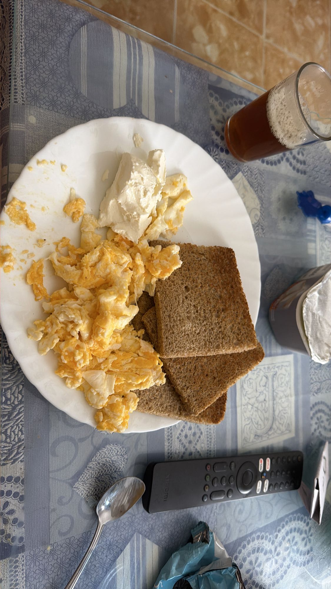 huevos con pan y queso