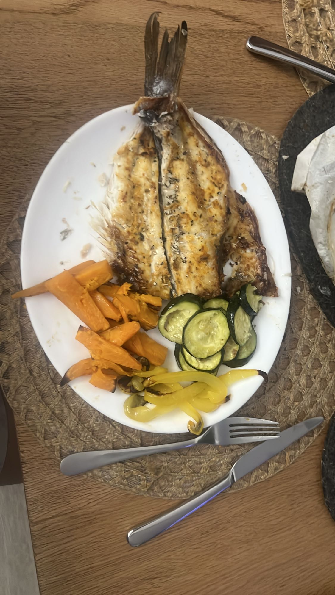 Pesce grigliato con verdure