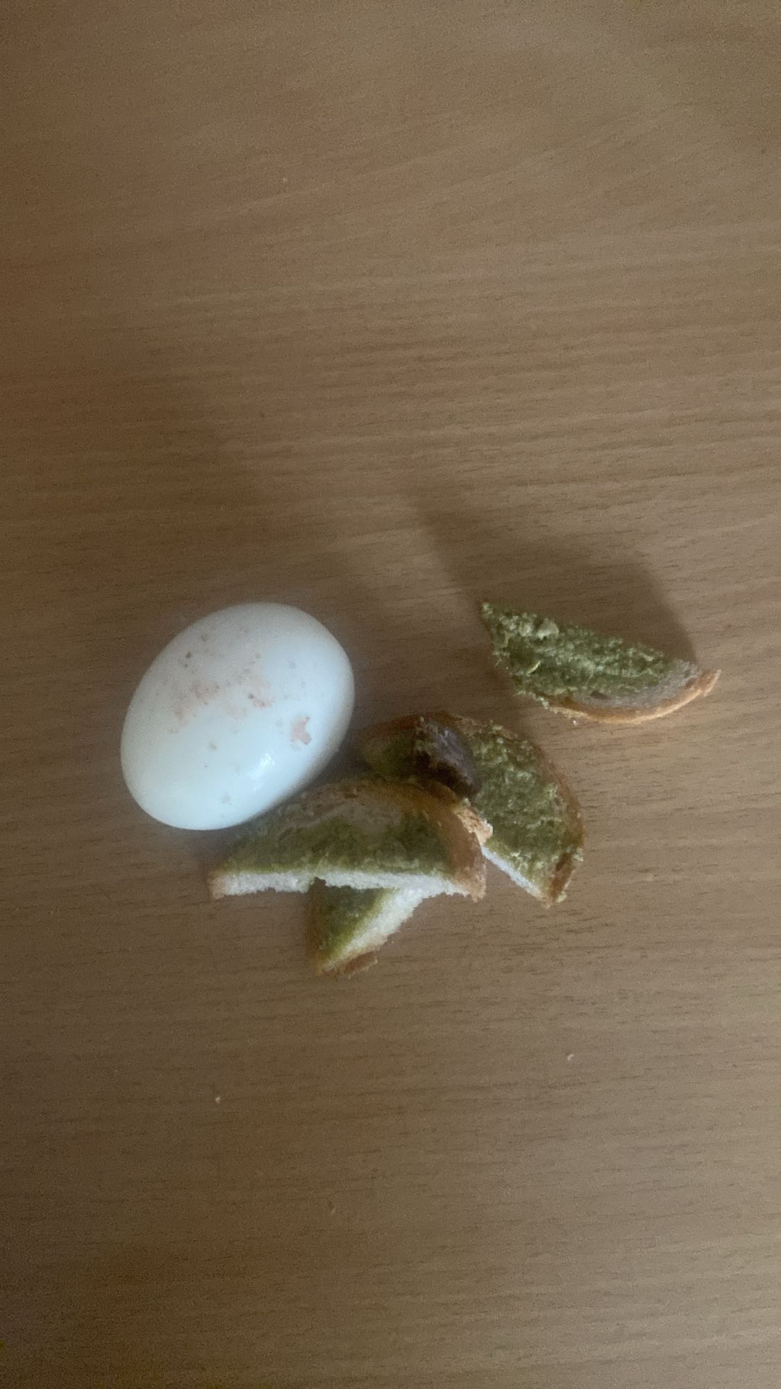 Jajko z pieczywem i pesto