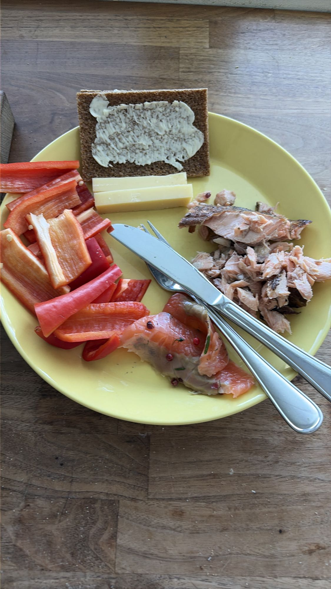 Lax med paprika och bröd