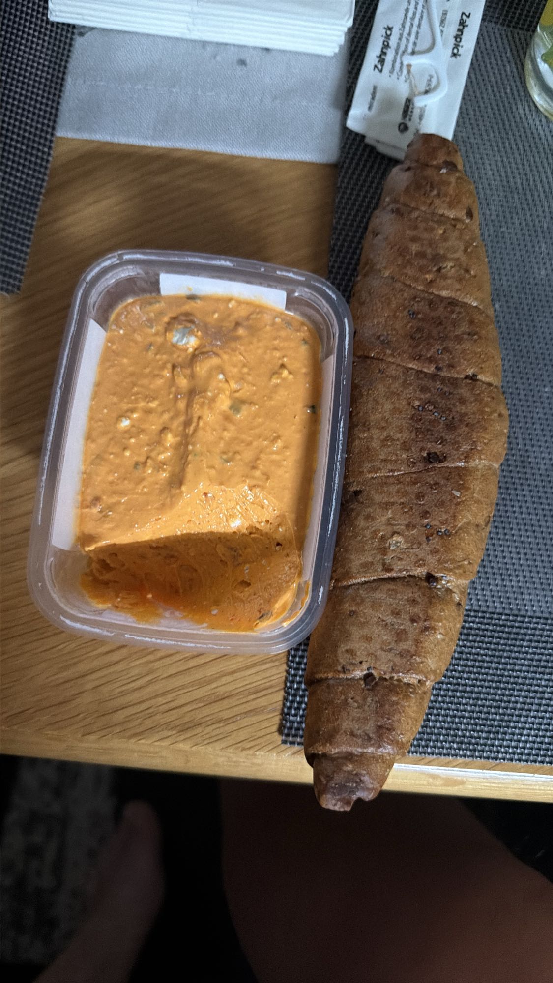 Croissant mit Paprikadip
