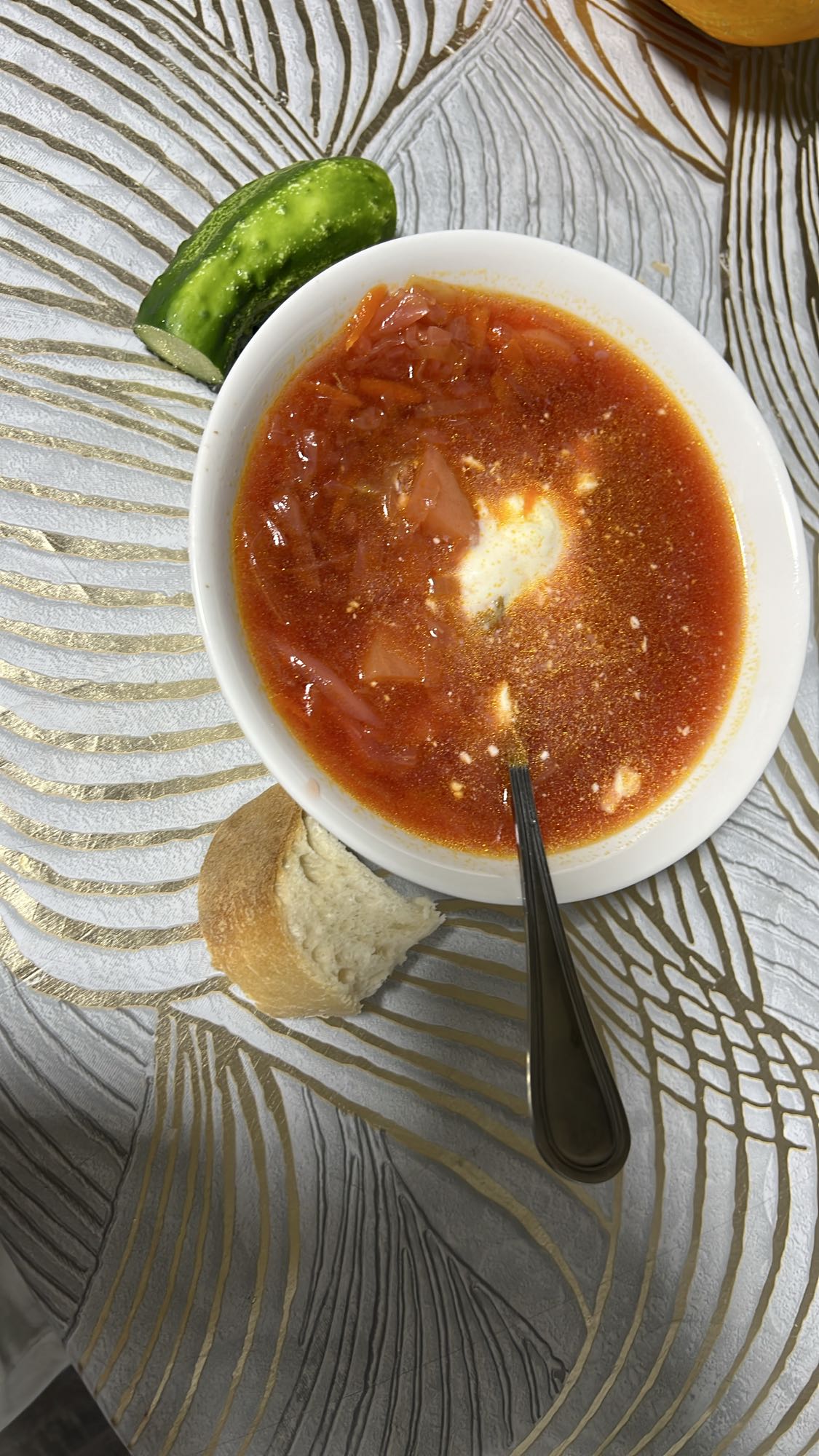 Борщ с хлебом и огурцом