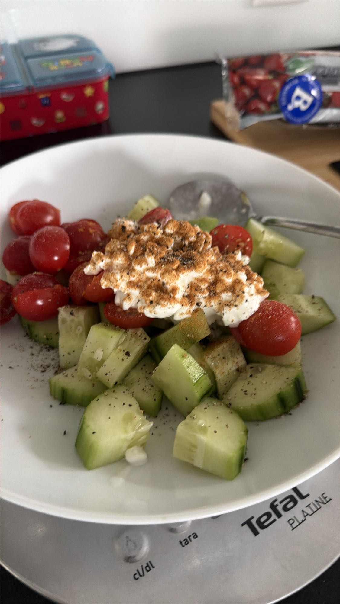 Gurkensalat mit Feta, Hüttenkäse und Zwiebel