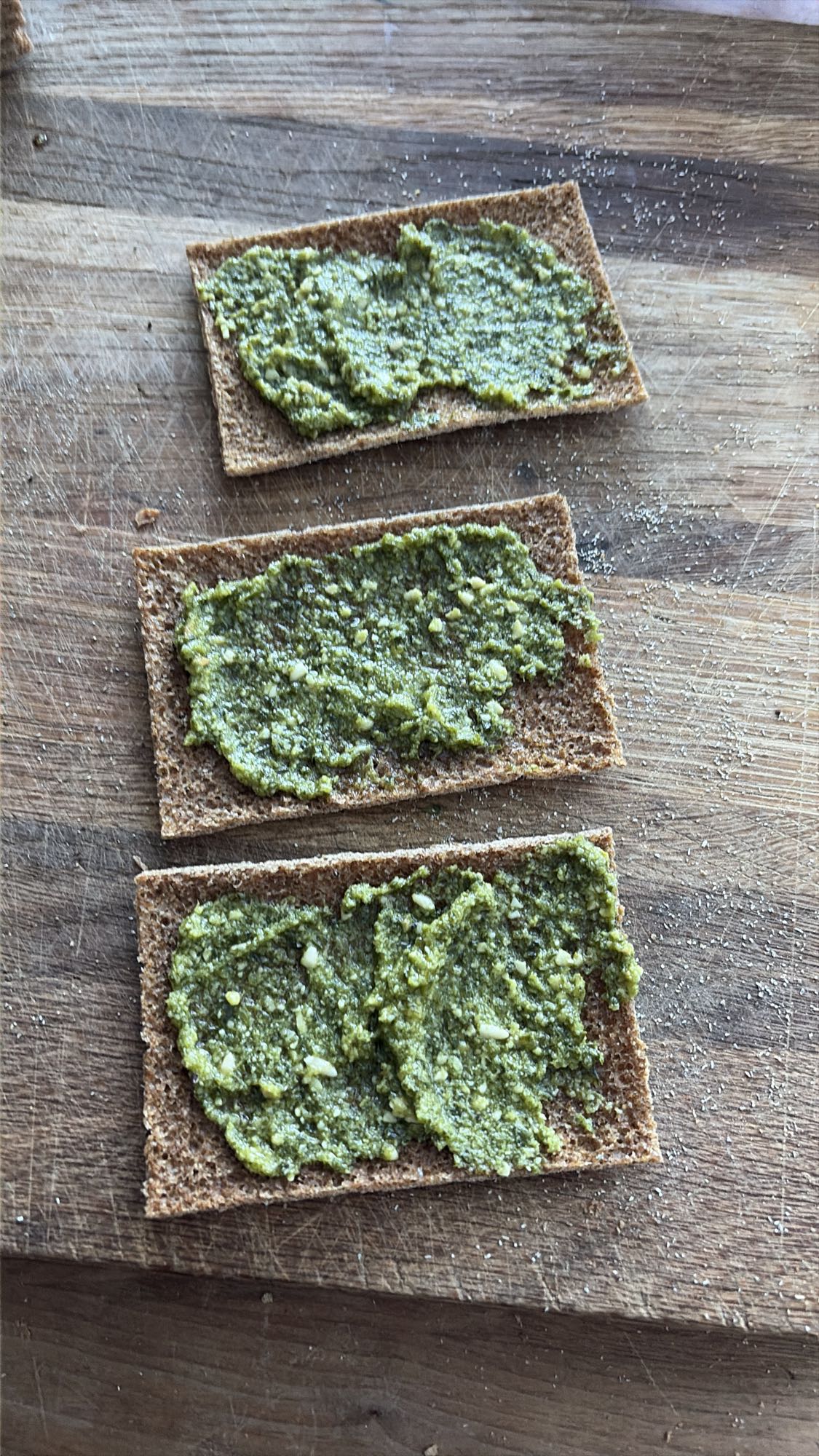 Knäckebröd med pesto