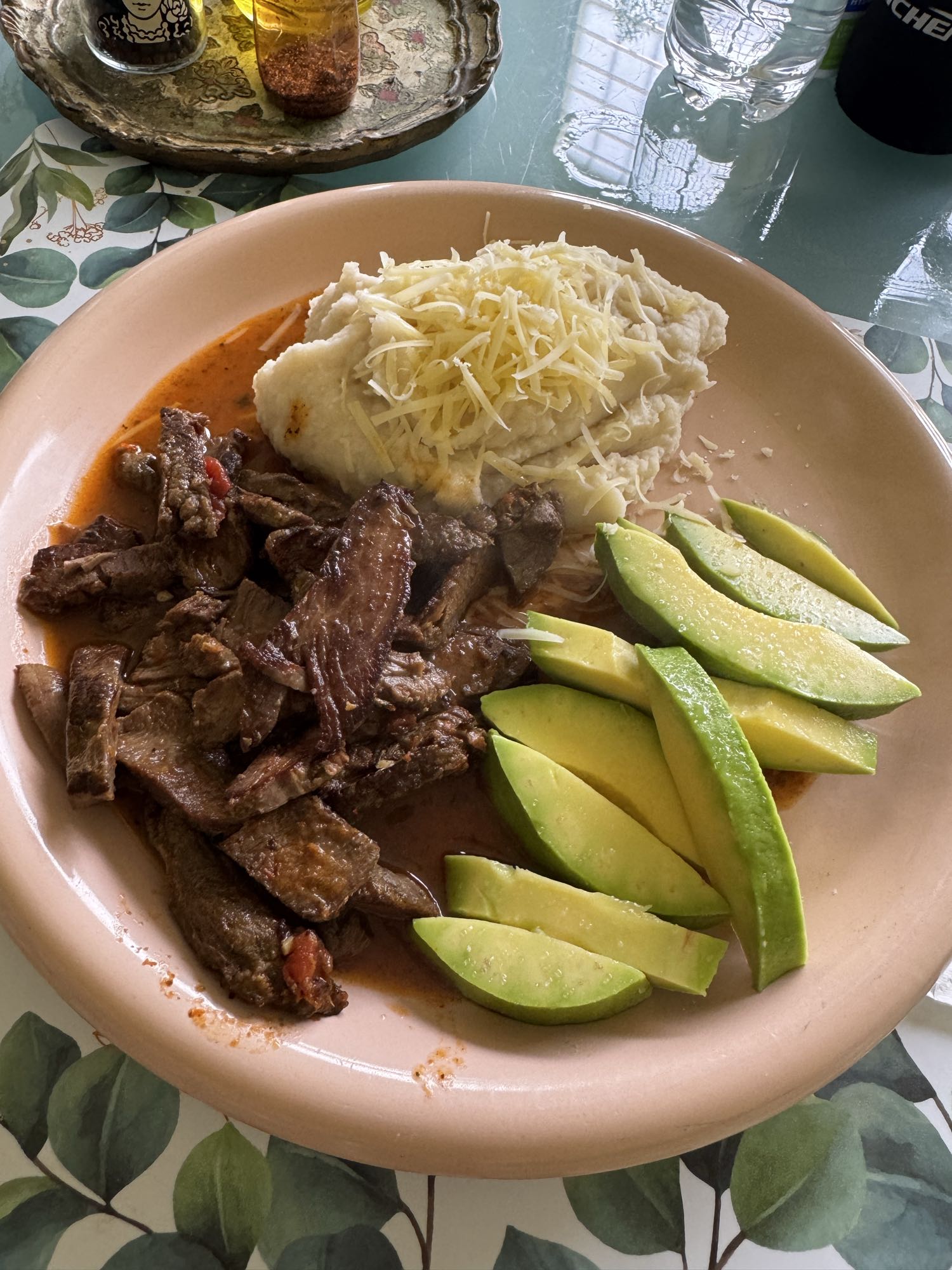 carne con puré y aguacate