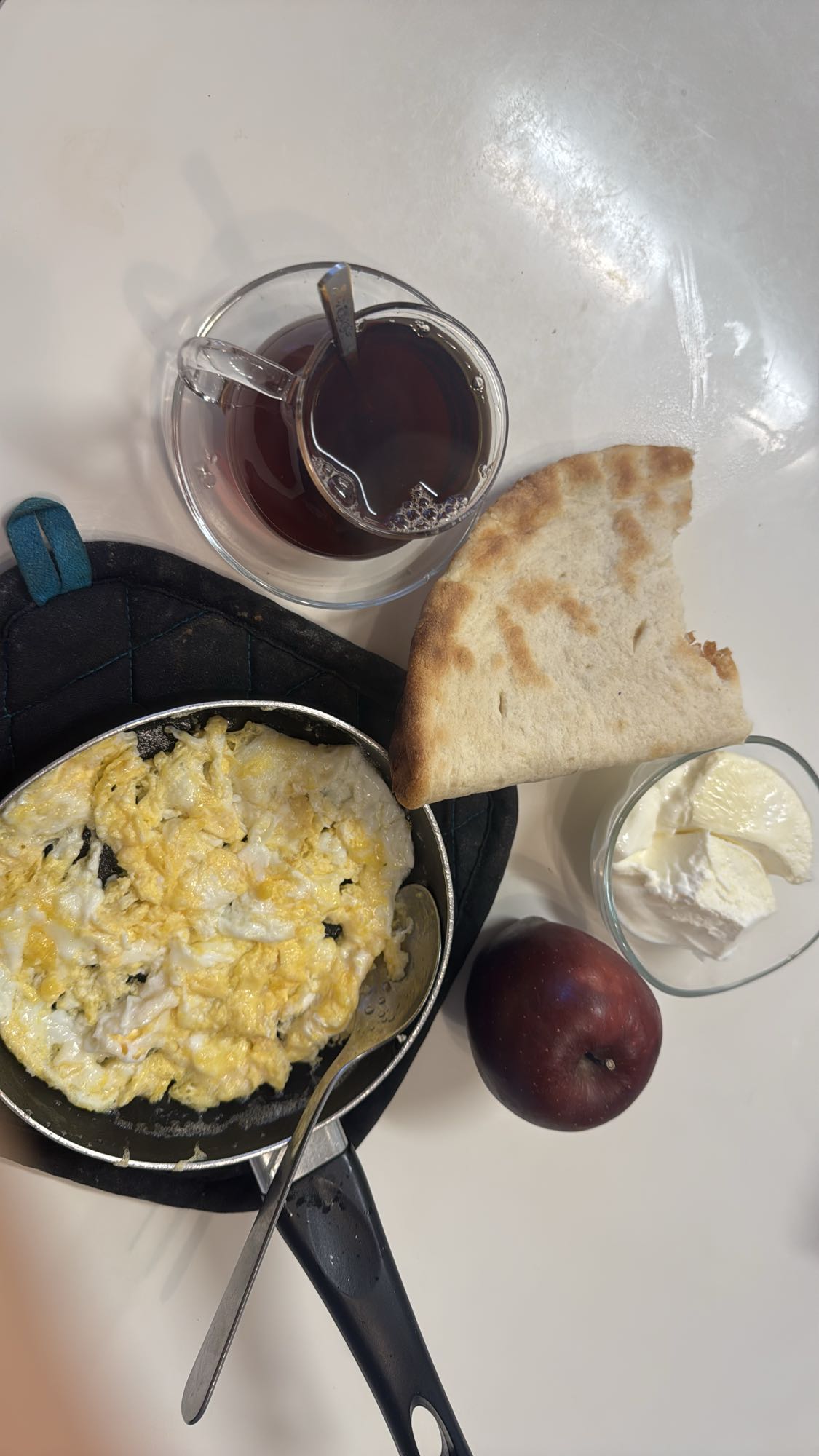 Äggfrukost med bröd