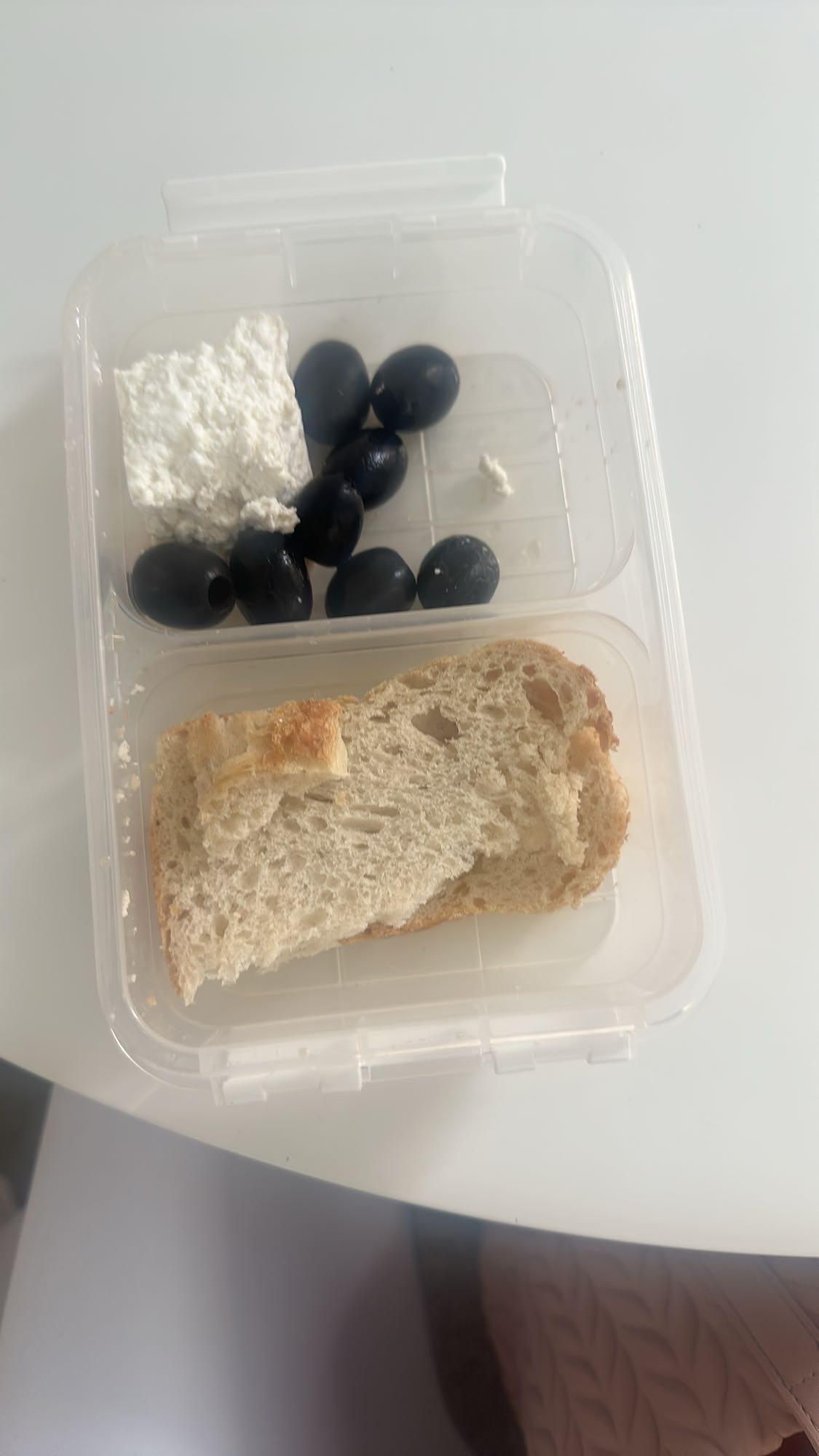 Brot mit Feta und Oliven