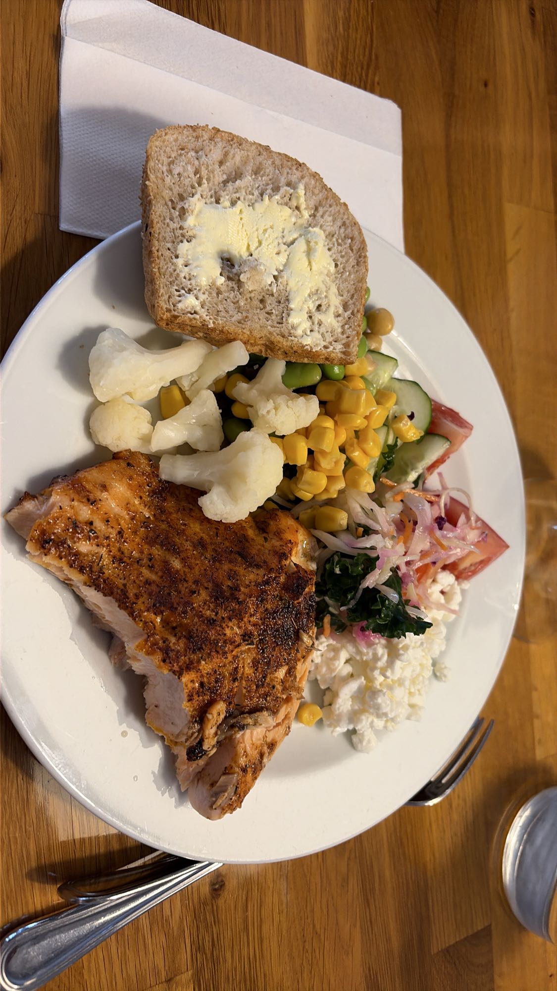 Lax med sallad och bröd