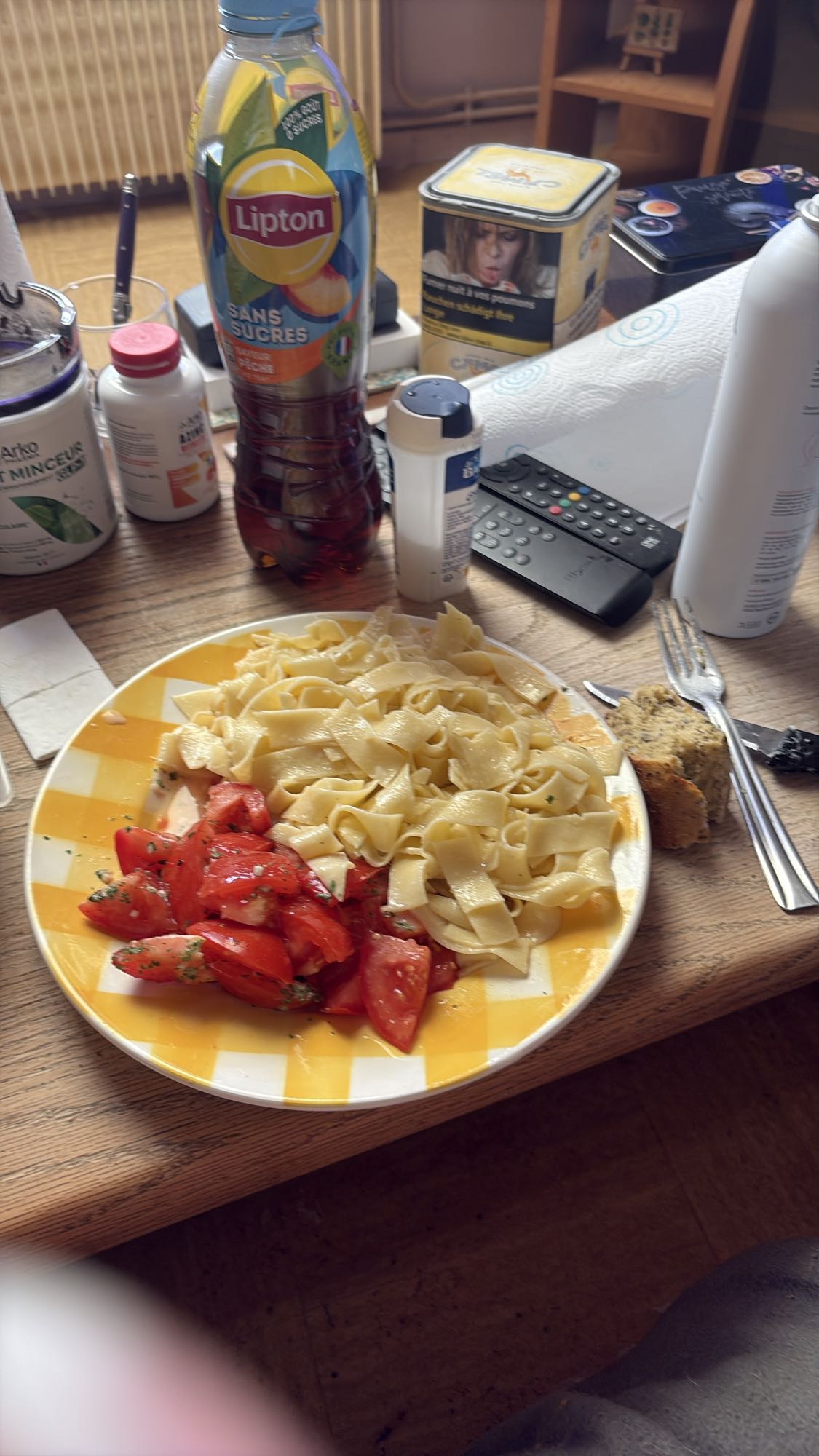 Pâtes et salade de tomates