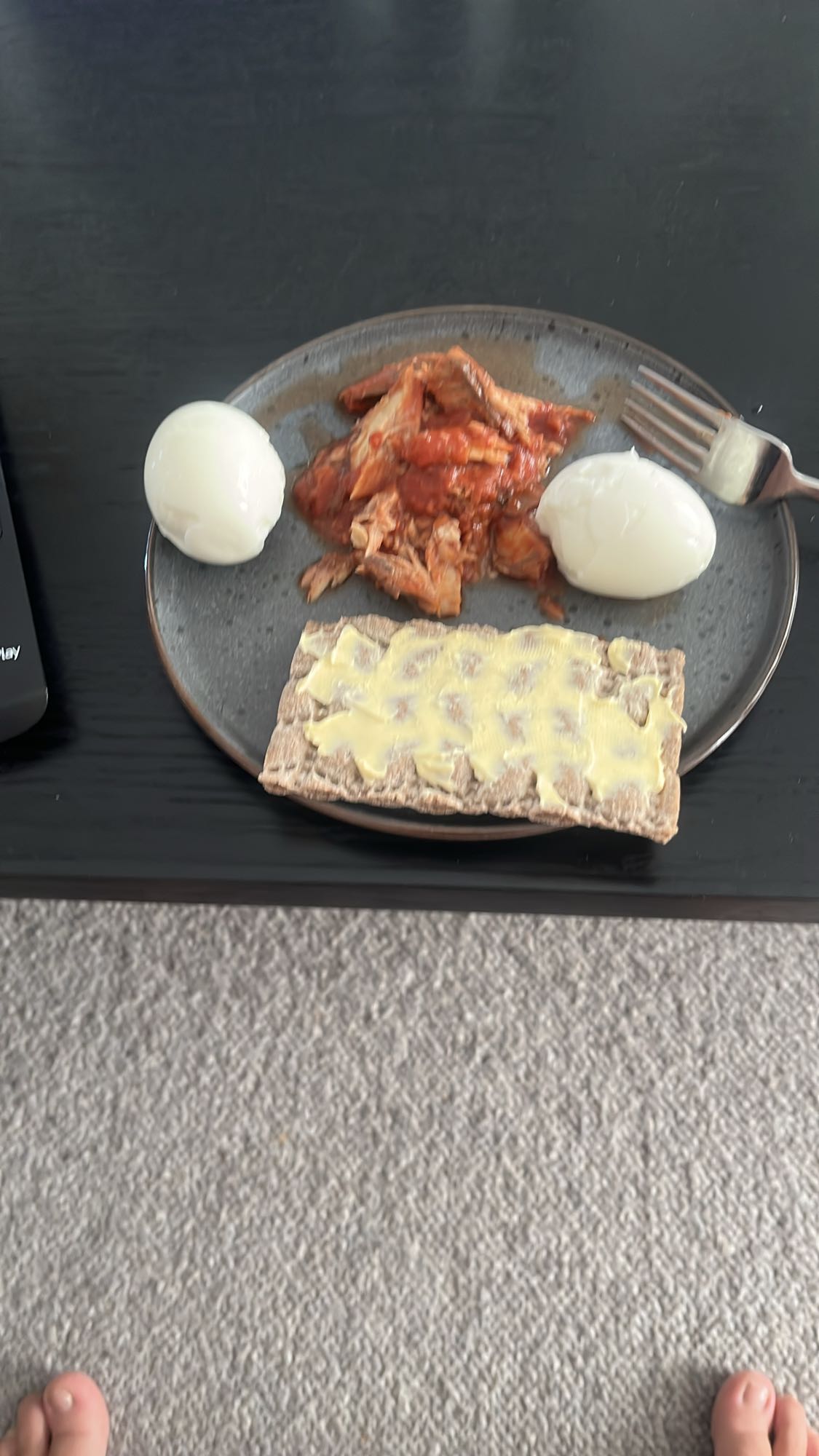 Ägg med knäcke, kimchi och makrill i burk