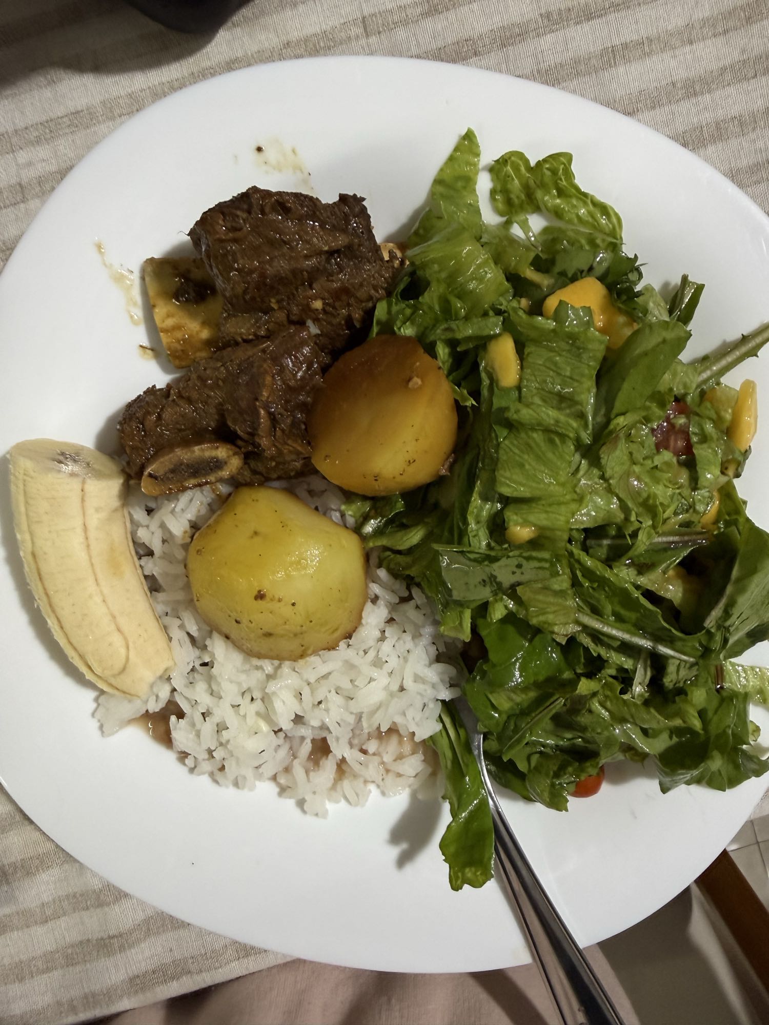 Carne com arroz e salada