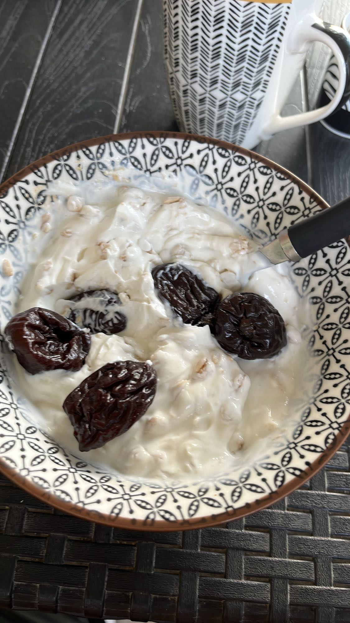 Кисело мляко с овес и сини сливи