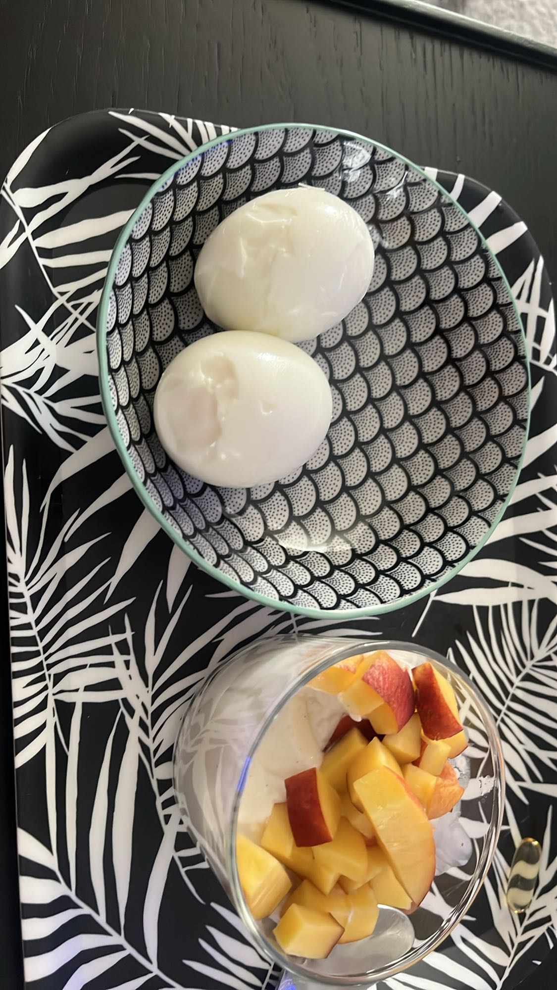 Ägg med fruktyoghurt