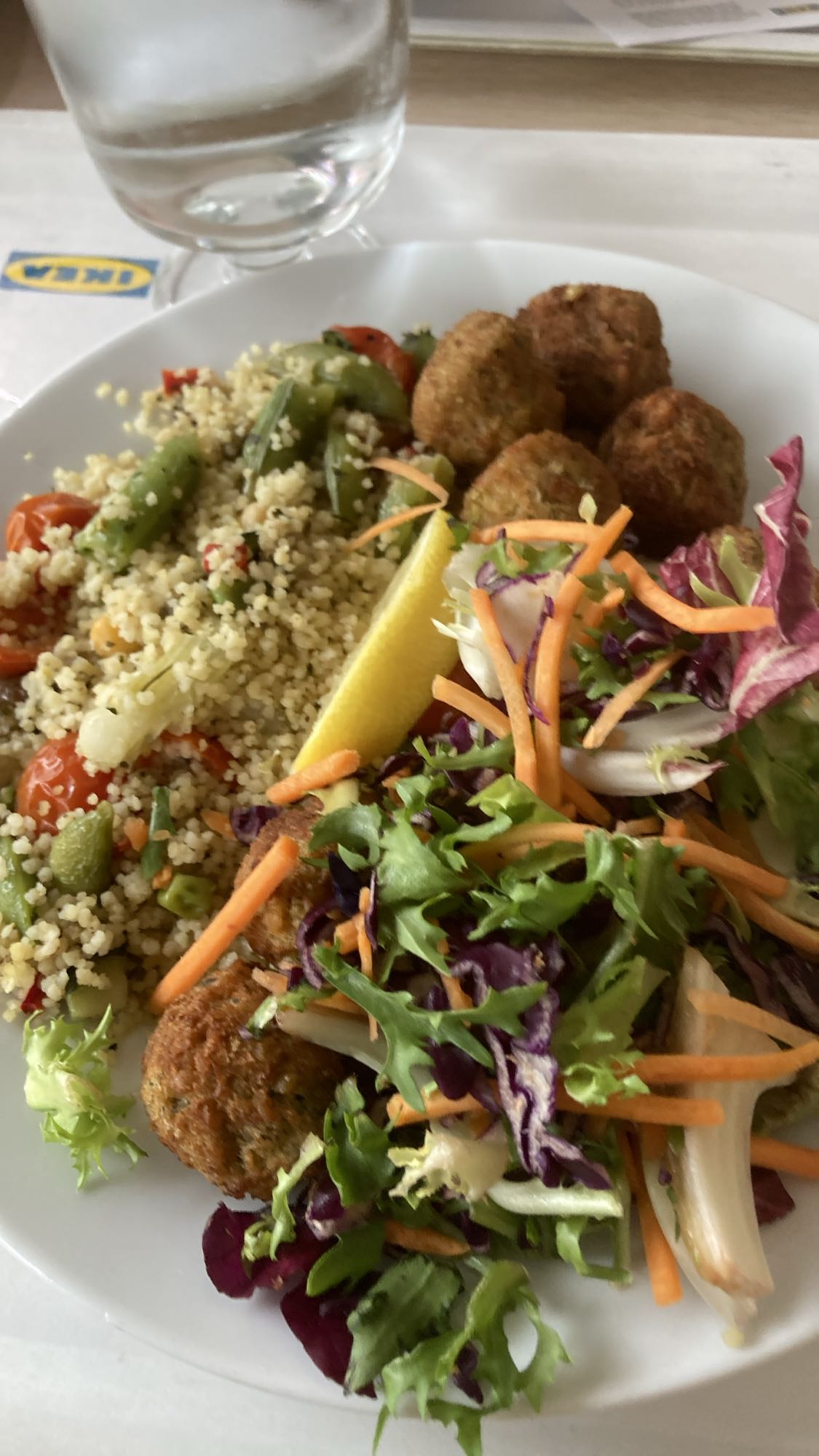 Falafel med couscoussallad