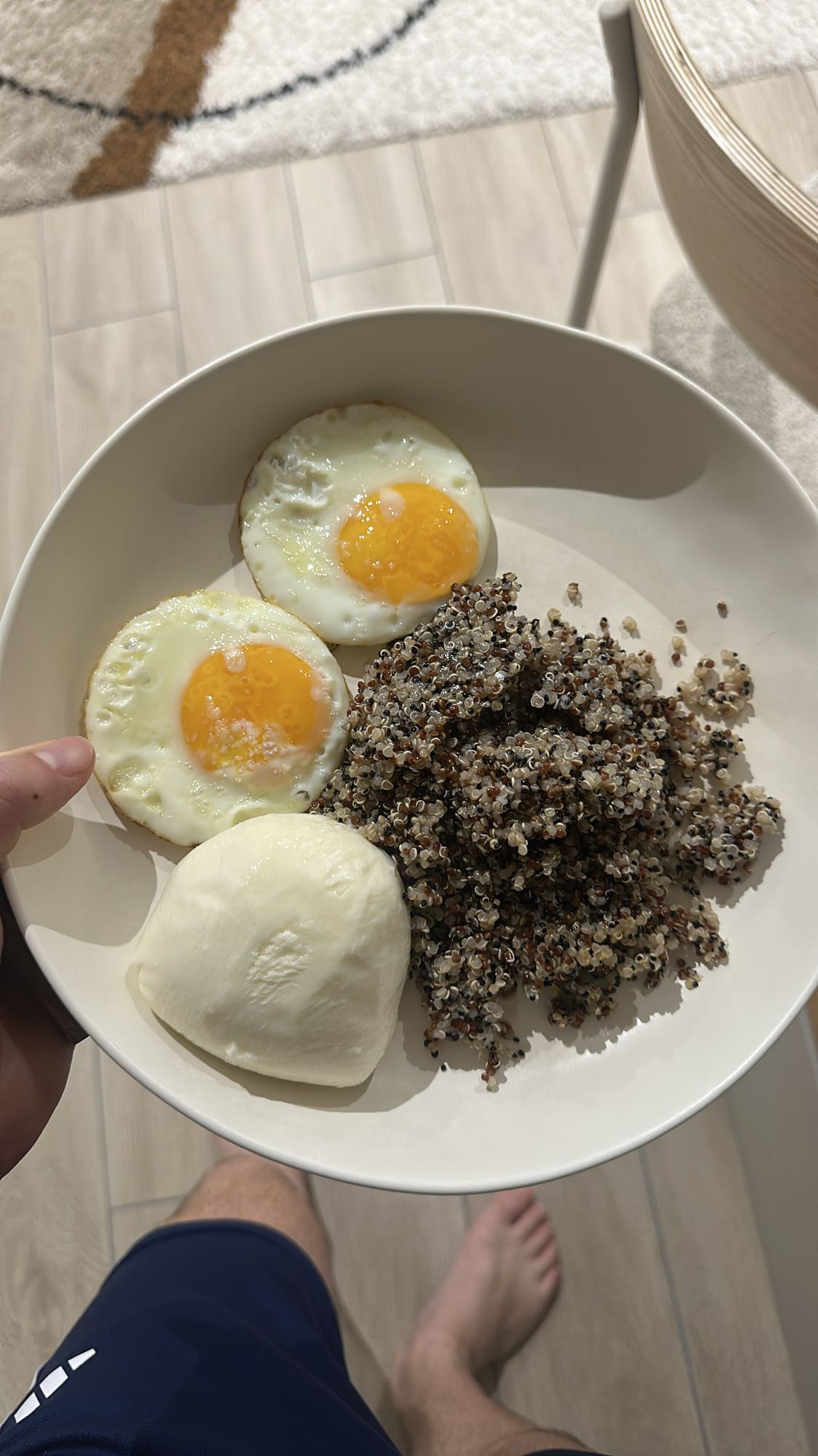 Quinoa, œufs et burrata