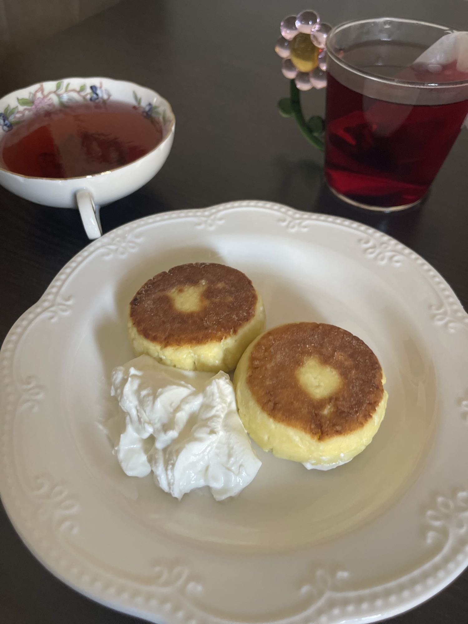 Сырники со сметаной, чаем и фруктовым желе