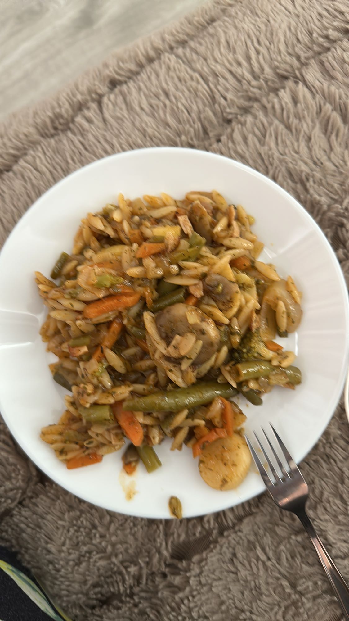 Makaron orzo z warzywami