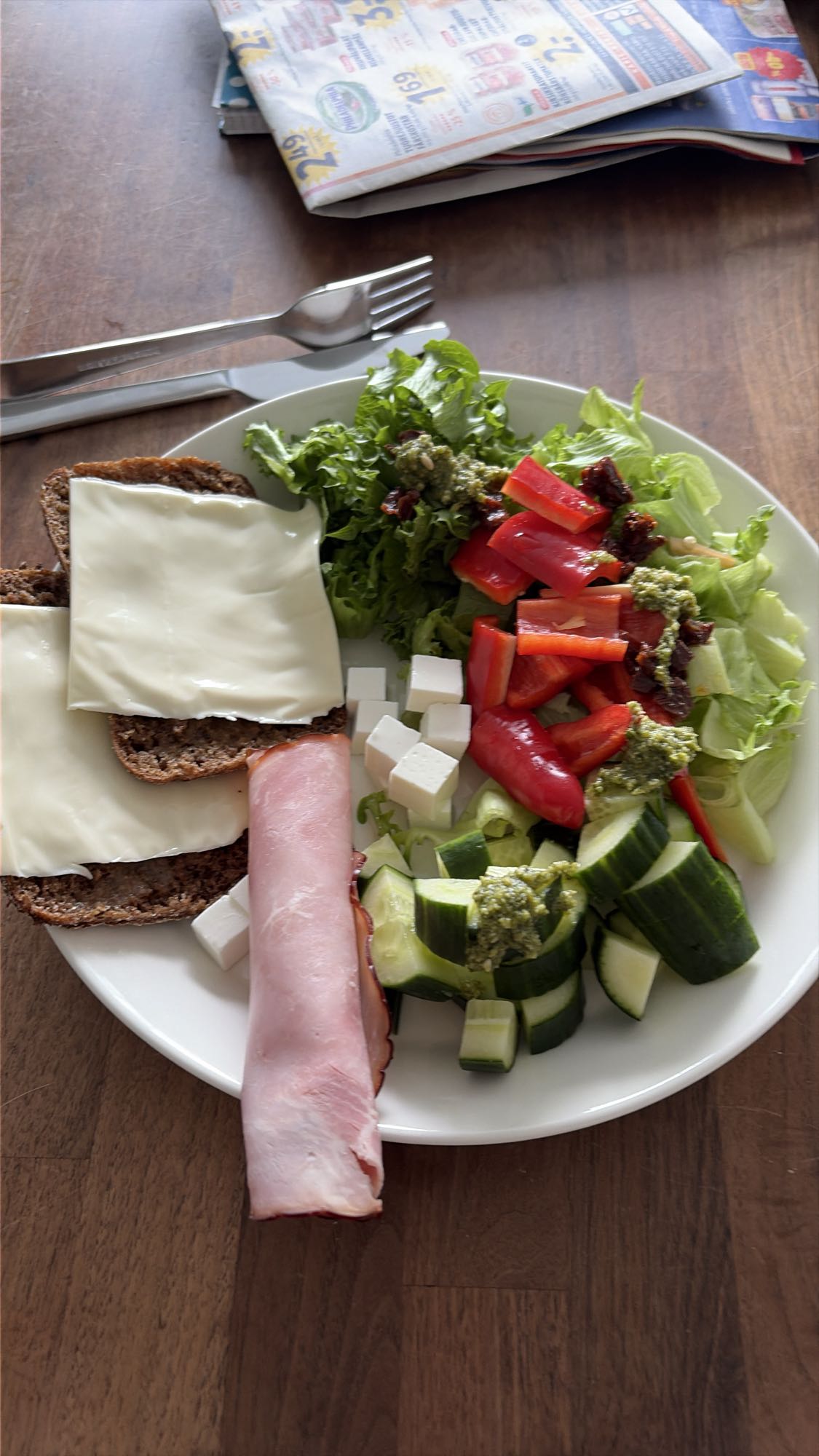 Smörgåsar och sallad