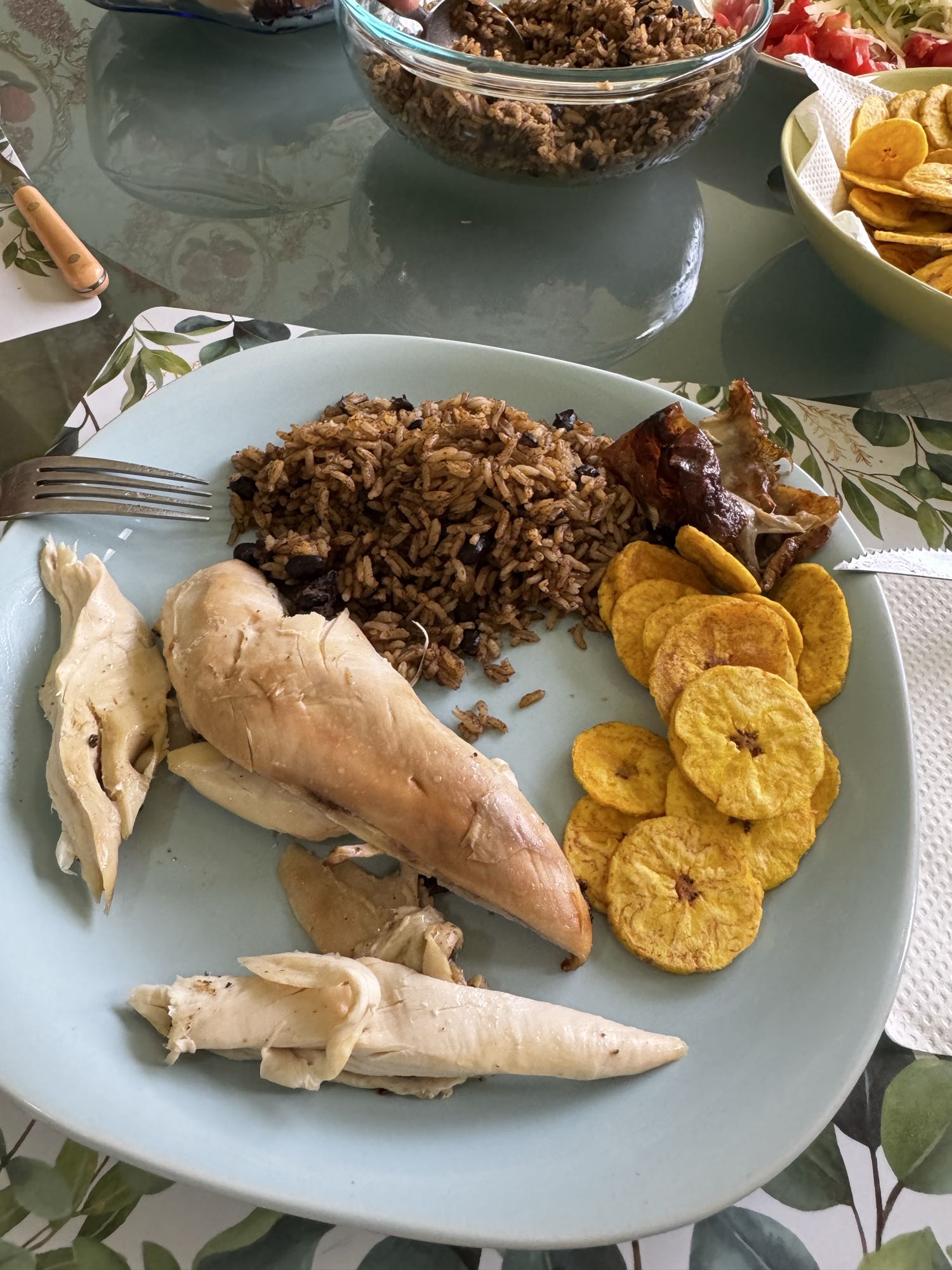 pollo con arroz y plátano