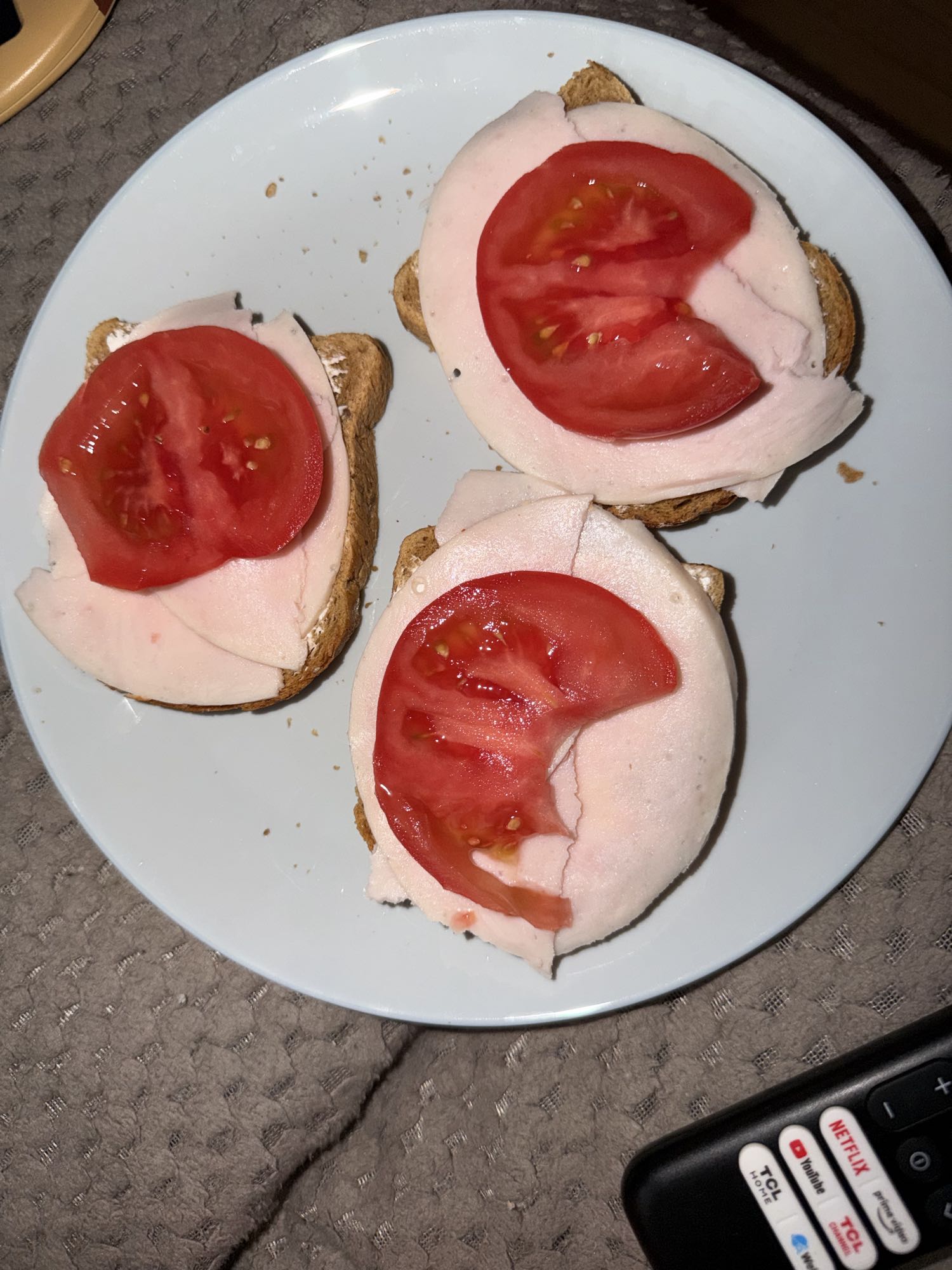 Kanapki z indykiem i pomidorem