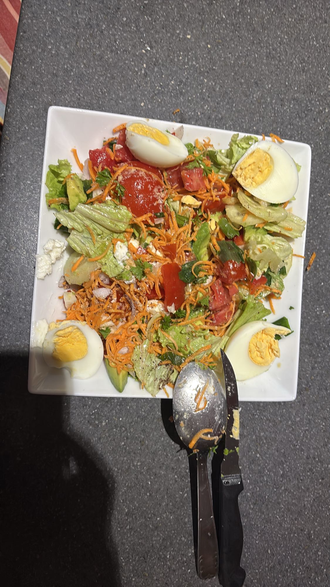 Salade composée aux œufs et fêta