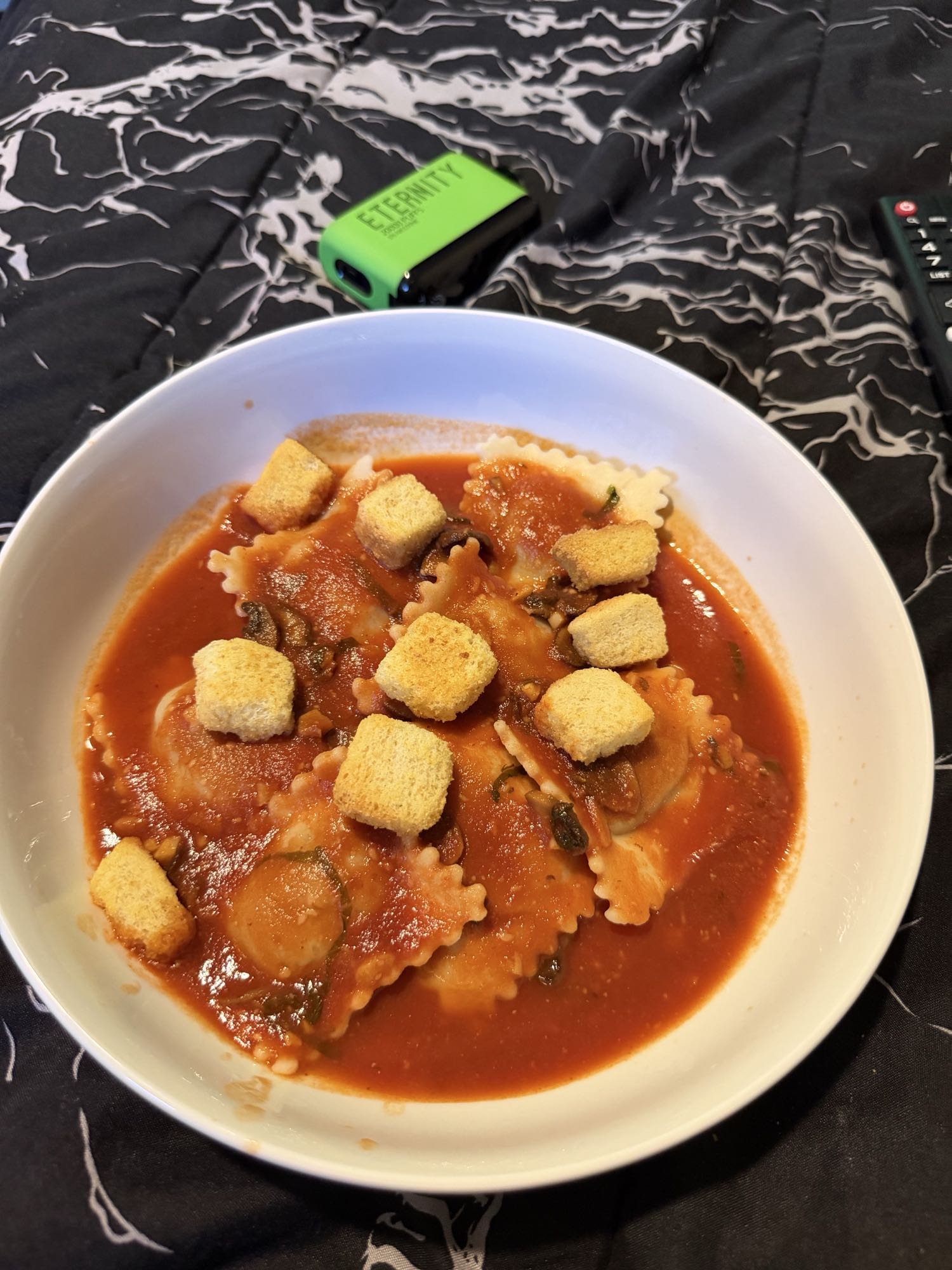 Ravioles con salsa roja