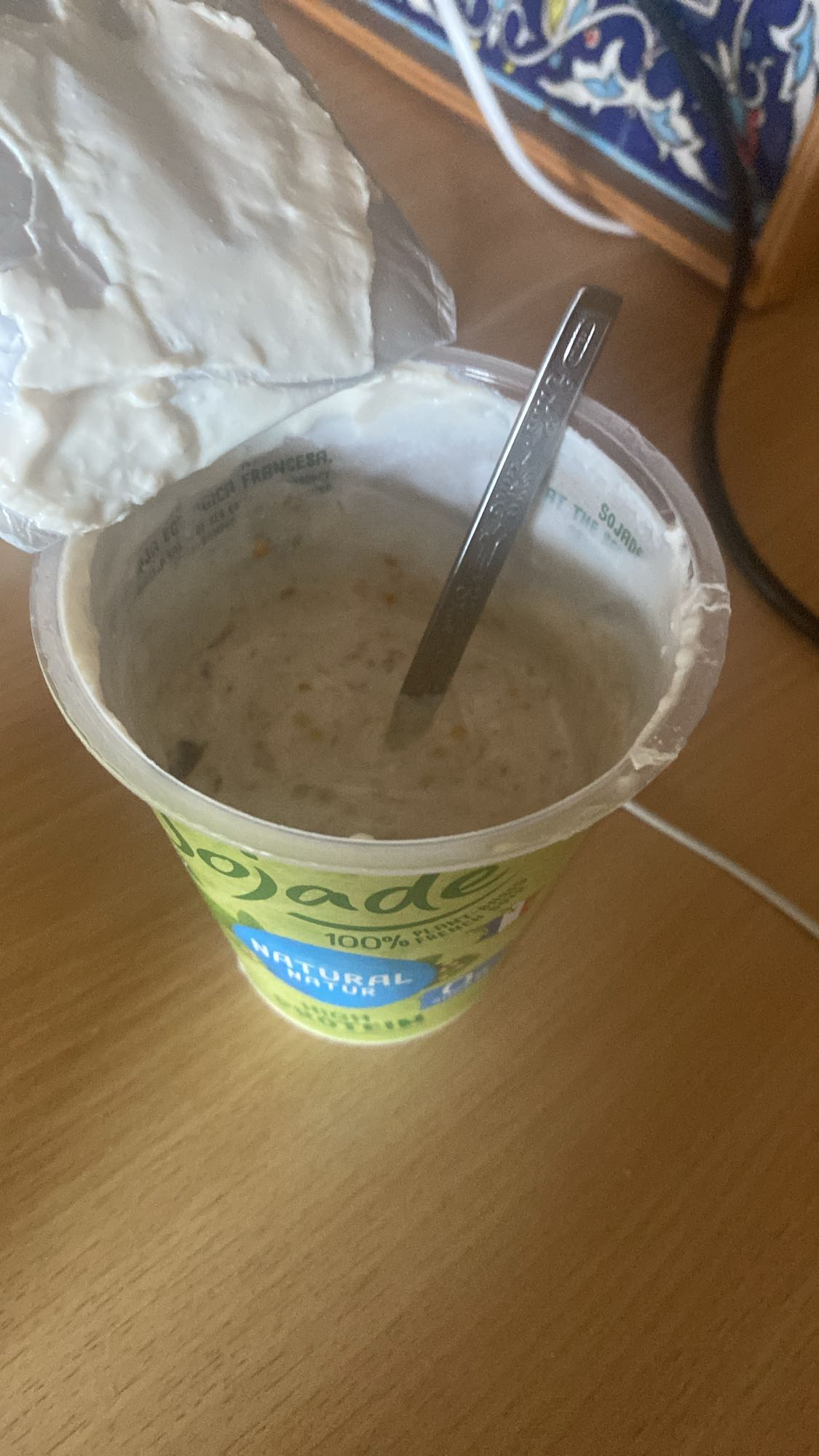 Jogurt roślinny z dżemem i pyłkiem pszczelim