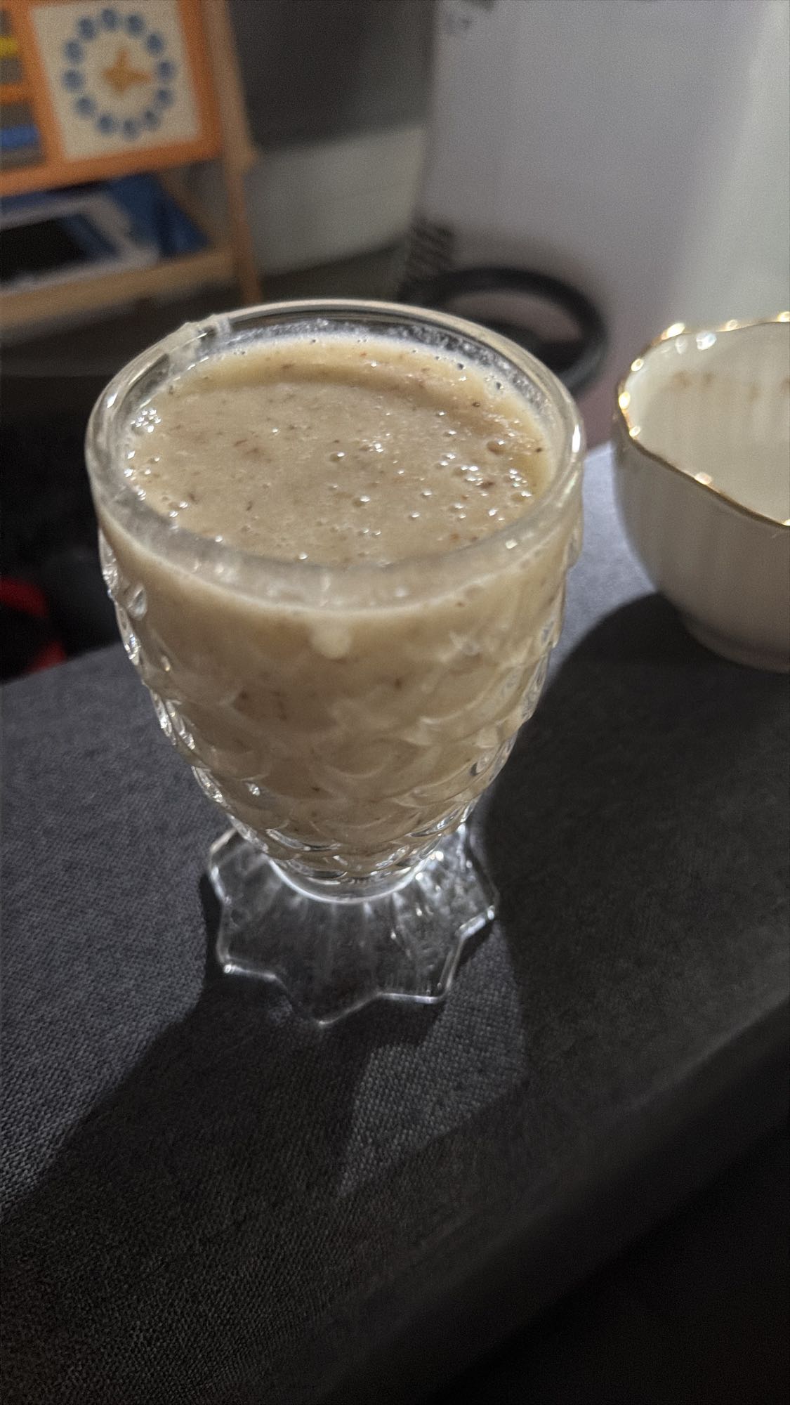 Smoothie cu banană, măr, kiwi, semințe de in și lapte de migdale