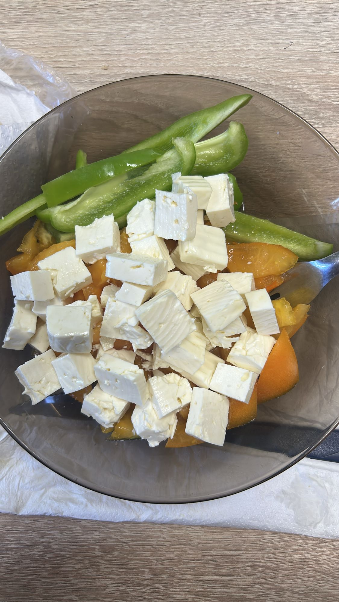 Salată cu brânză și ardei