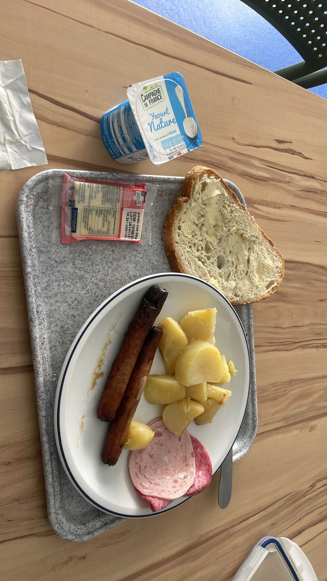 Repas saucisses et pain