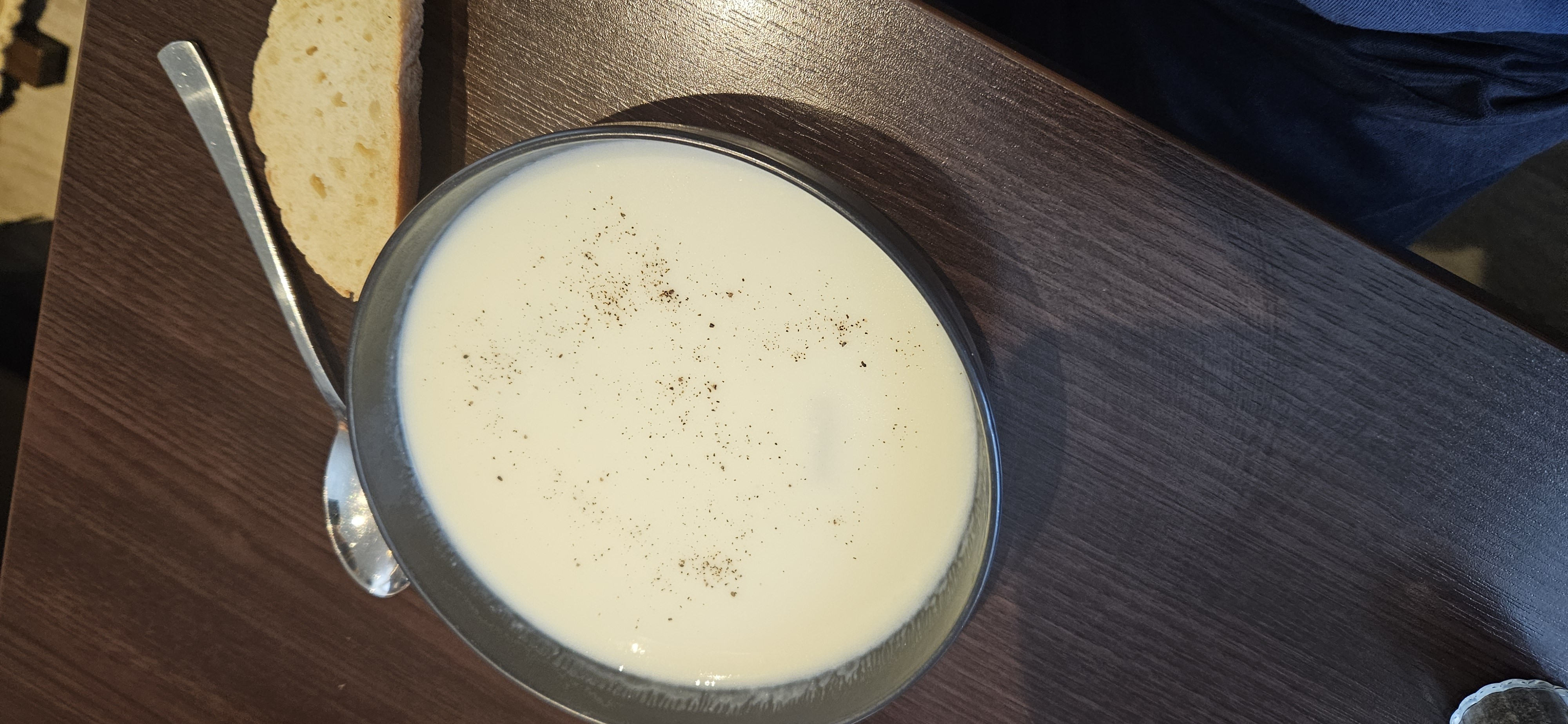 Asparagus Soup with Bread
