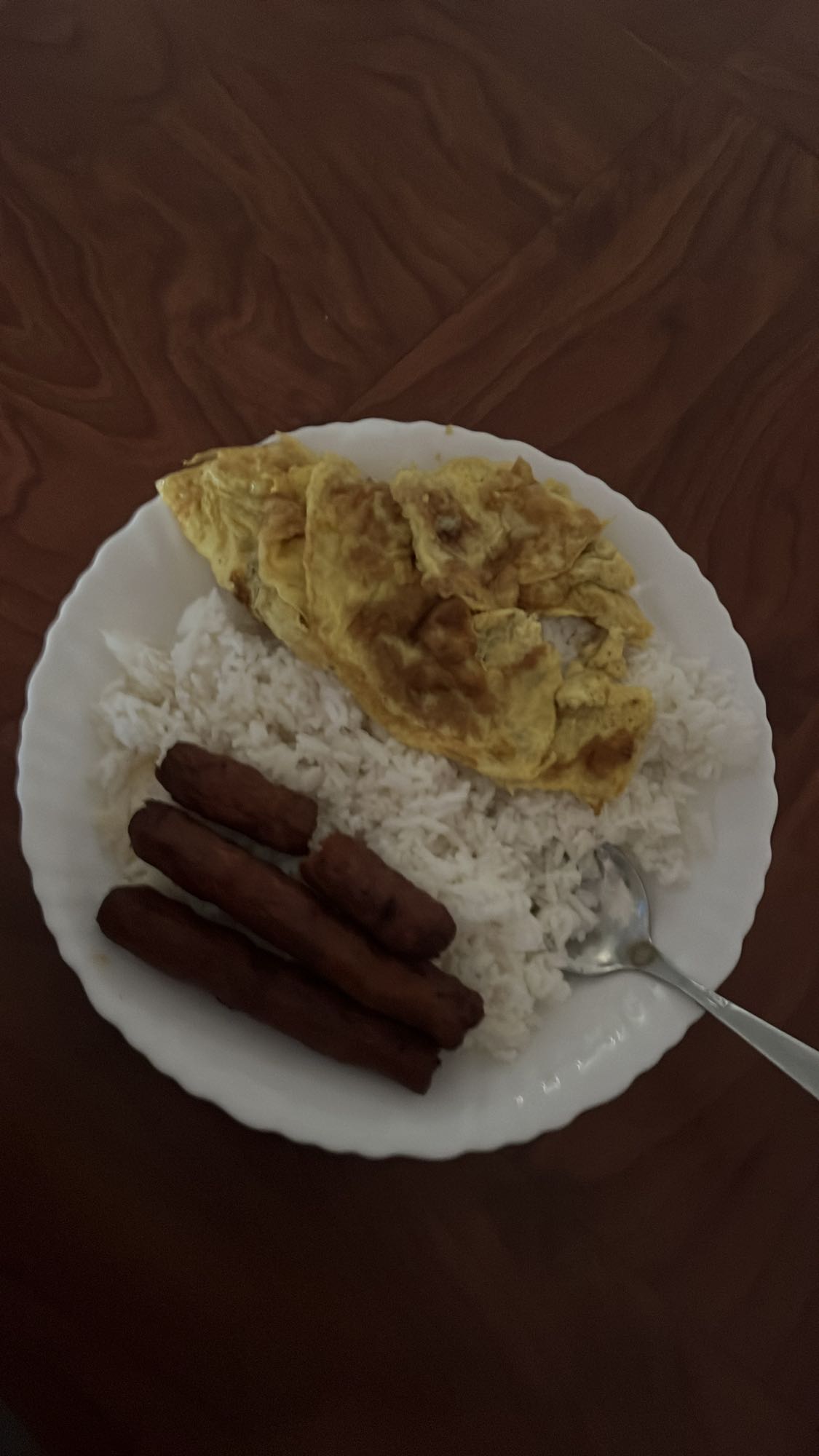 Riz omelette saucisses